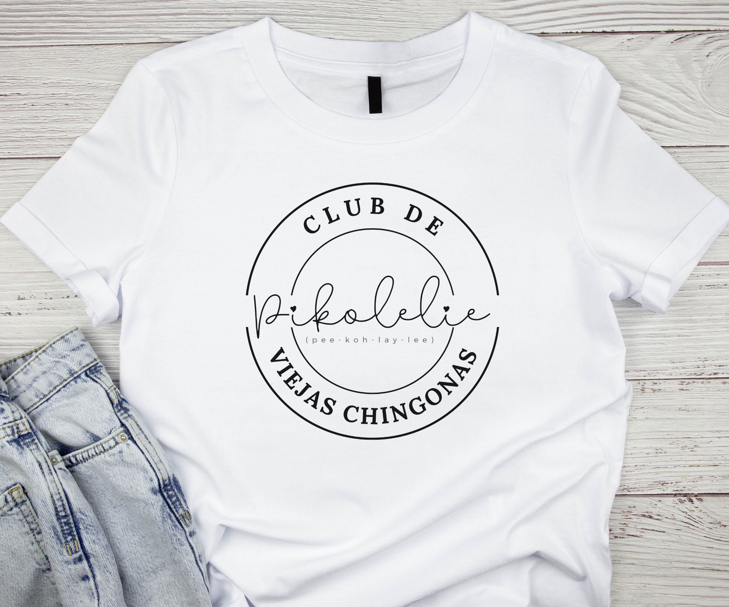 Club de Viejas Chingonas T-Shirt – “Viejas Chingonas” Script Badge Tee Printify Pikolelie T-Shirt