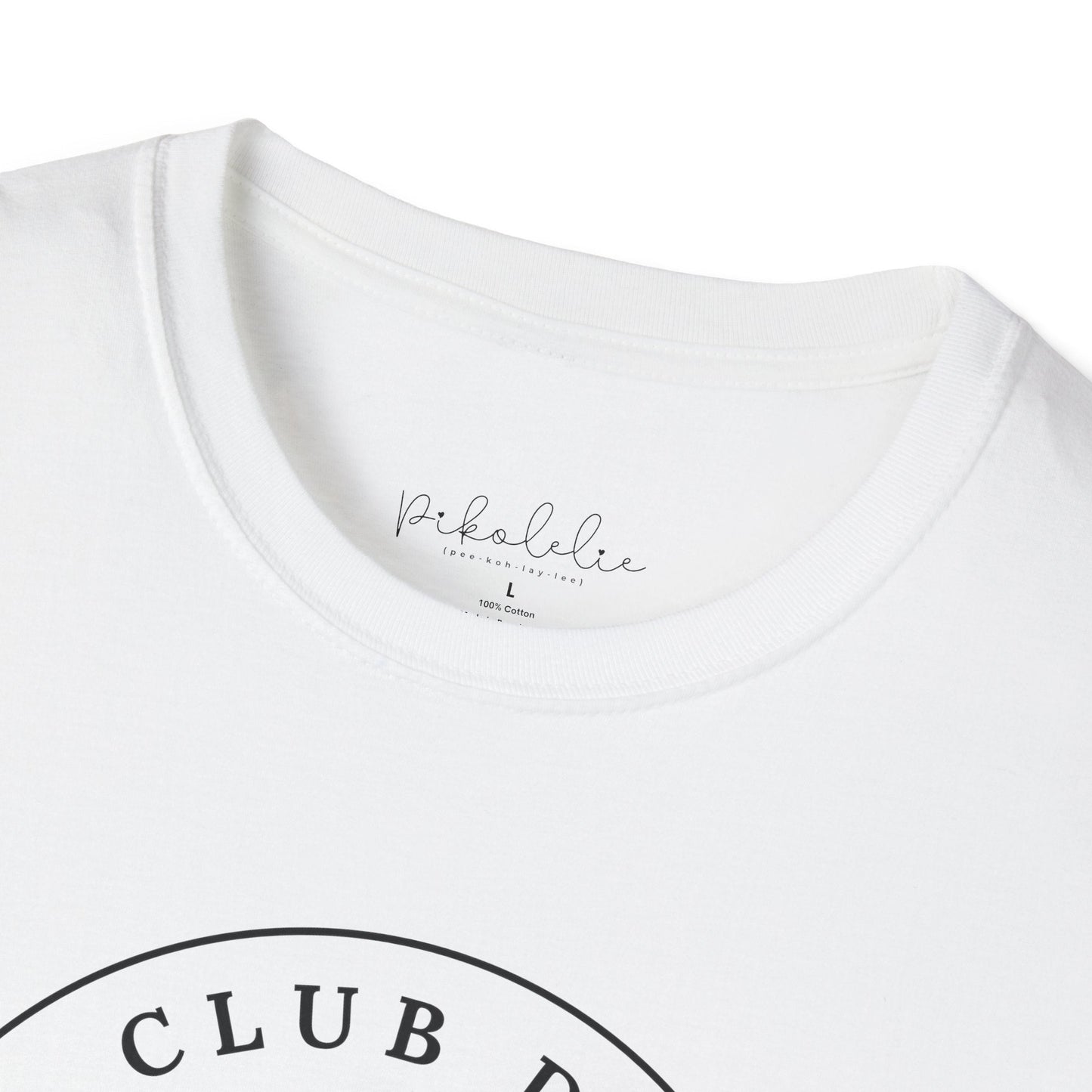 Club de Viejas Chingonas T-Shirt – “Viejas Chingonas” Script Badge Tee Printify Pikolelie T-Shirt