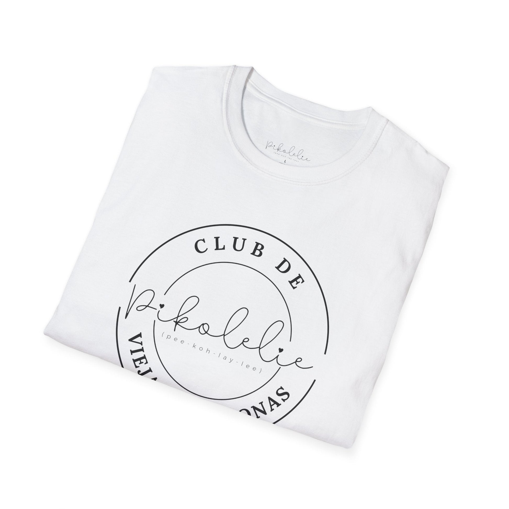 Club de Viejas Chingonas T-Shirt – “Viejas Chingonas” Script Badge Tee Printify Pikolelie T-Shirt